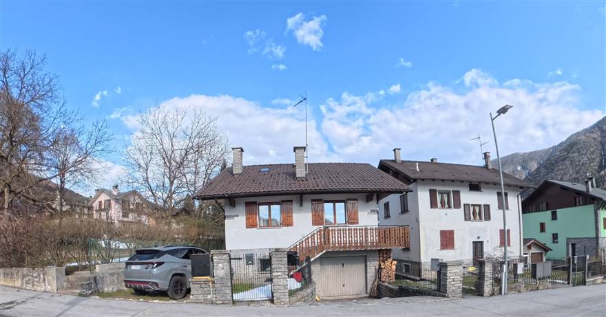 Villetta su tre livelli con giardino e bilocale, Druogno